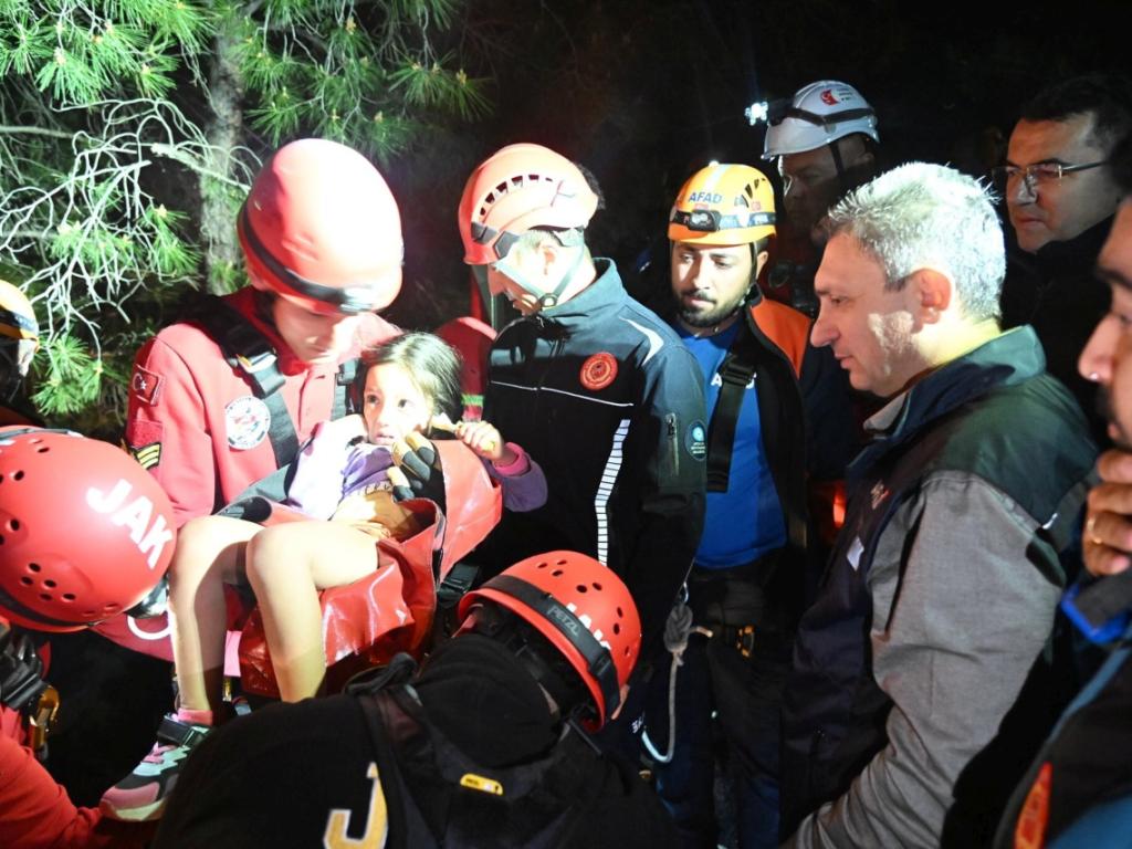 Турски спасители евакуираха всички пътници от кабините на лифта в