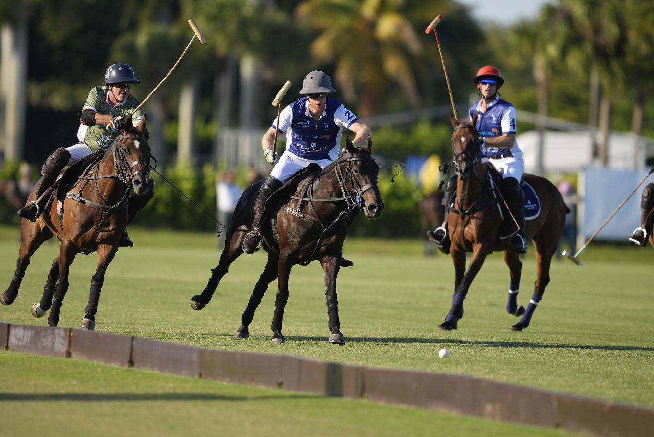 <p>Принц Хари и Меган, херцогинята на Съсекс, присъстваха на Royal Salute Polo Challenge в петък, запечатвайки деня си със страстна целувка</p>