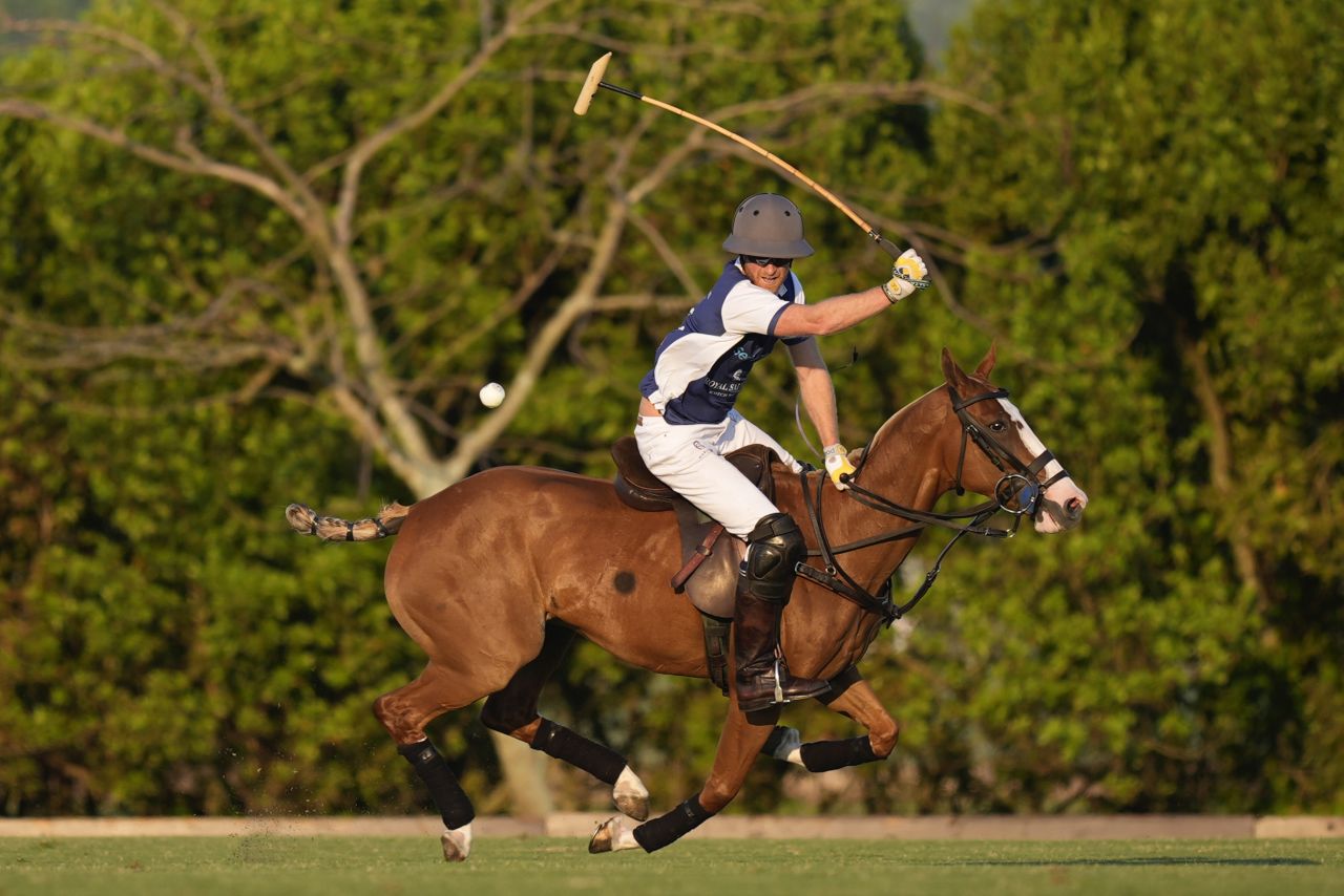 <p>Принц Хари и Меган, херцогинята на Съсекс, присъстваха на Royal Salute Polo Challenge в петък, запечатвайки деня си със страстна целувка</p>