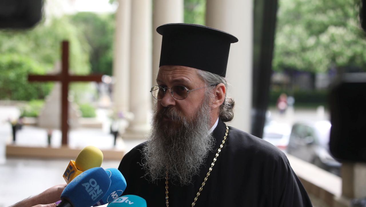<p>Неизвестни лица са поругали и осквернили гроба на Българския патриарх и Софийски митрополит Неофит</p>
