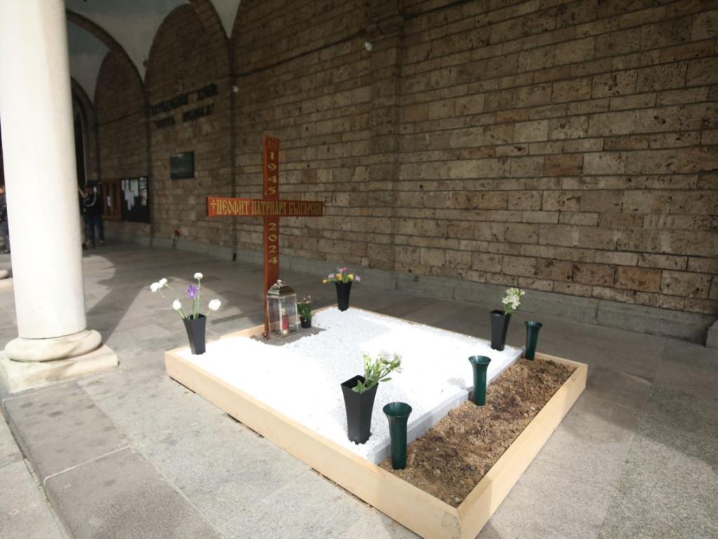 Поругаха гроба на патриарх Неофит