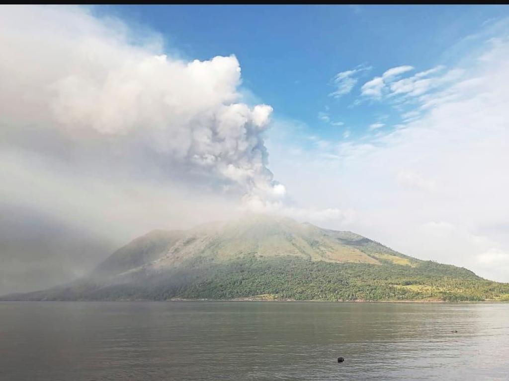 Вулканът Руанг в северната част на индонезийския остров Сулавеси е