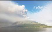 Вулканът Руанг в Индонезия не може да 