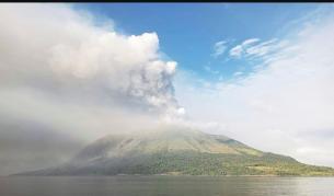 Вулканът Руанг в Индонезия с пет големи изригвания за ден (ВИДЕО/СНИМКИ)