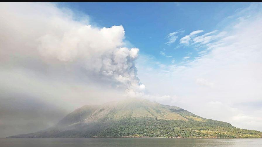 Вулканът Руанг в Индонезия не може да "заспи", бълва пепел и дим