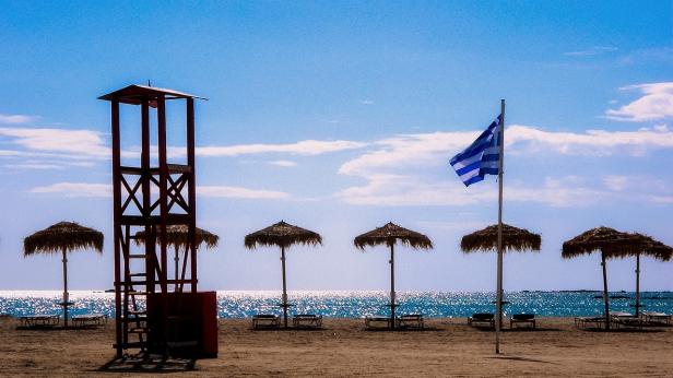 Гърция забрани поставянето на чадъри и шезлонги на близо 200 плажа