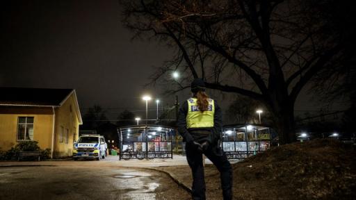 Мъж намушка три жени в Швеция