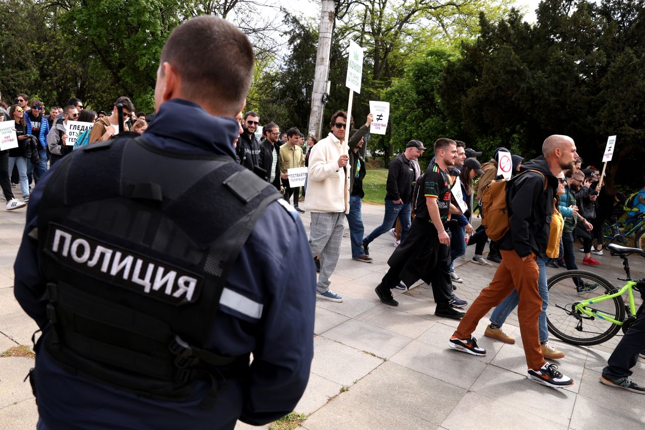 <p>Група протестиращи се събра в центъра на София с настояване в България да се легализира употребата на канабис. С транспаранти с надпис &bdquo;Декриминализация на конопа&ldquo;, &bdquo;Канабисът лекува. МВР слугува&ldquo;, &bdquo;Тествайте политиците&ldquo; и други, протестиращите първоначално се събраха пред езерото &bdquo;Ариана&ldquo; в центъра на София, а след това на няколко пъти пресякоха групово булевард &bdquo;Христо и Евлоги Георгиеви&ldquo;, предизвиквайки кратки затруднения в движението на превозните средства.</p>