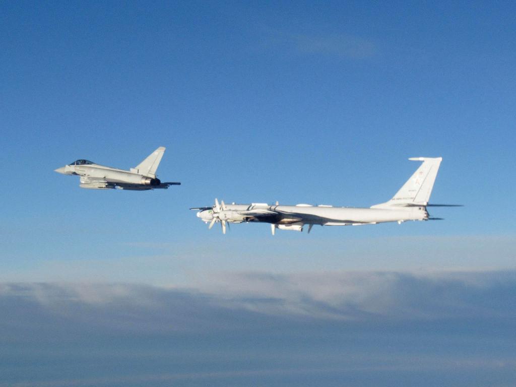 Руски стратегически бомбардировач вероятно е бил свален от украинските военновъздушни