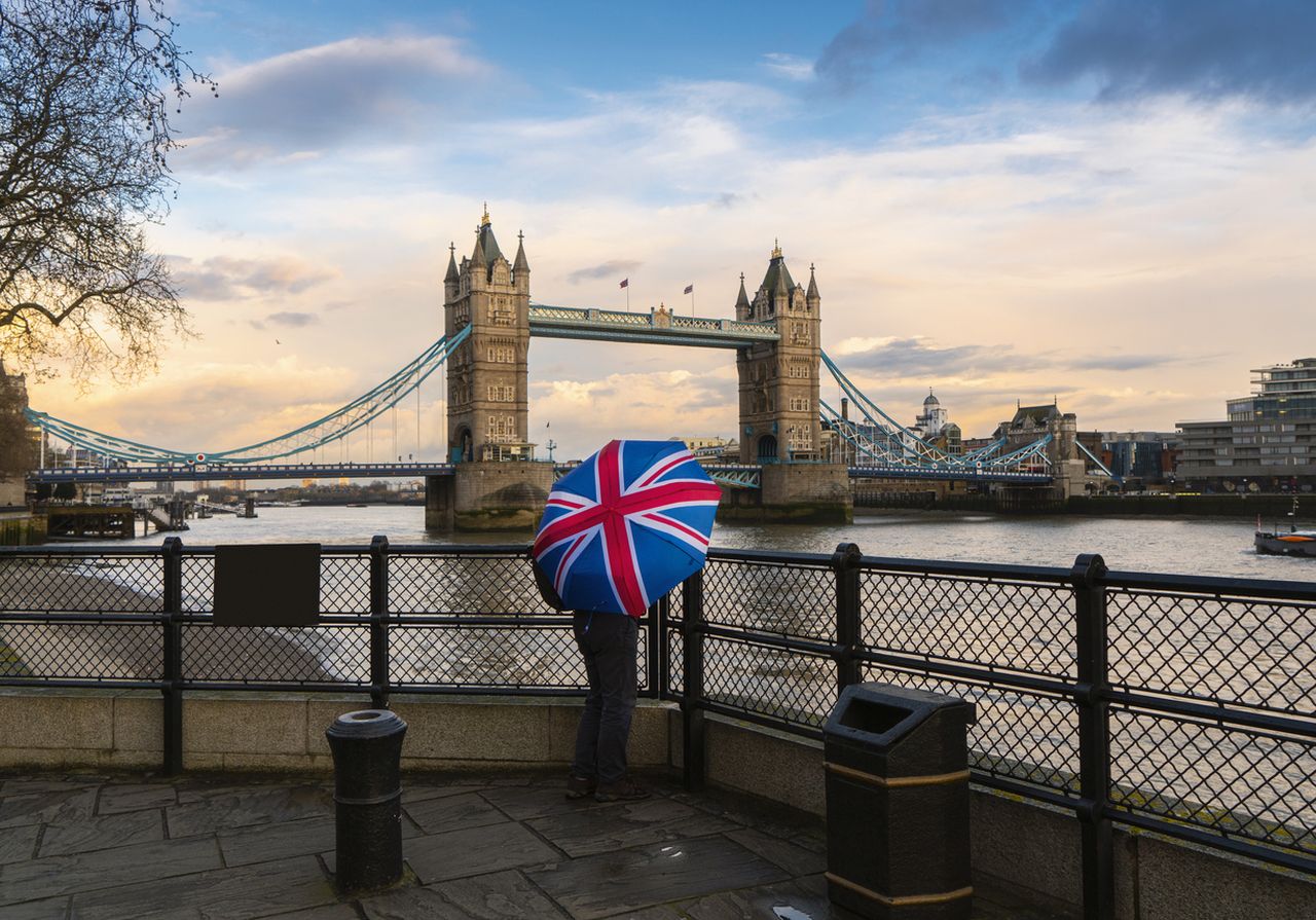 <p><strong>Обединено кралство: Чадър с британски флаг</strong><br />
<br />
Отварянето на чадър &quot;Юниън Джак&quot; е патриотичният начин да се опазите сухи през английското лято. Сегашният дизайн на емблематичния национален флаг е приет през 1801 г.</p>

<p>&nbsp;</p>