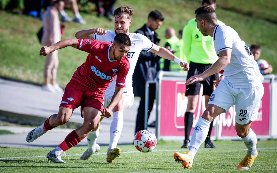 Септември и Дунав Русе играят при резултат 1:2 в двубой от 29-ия