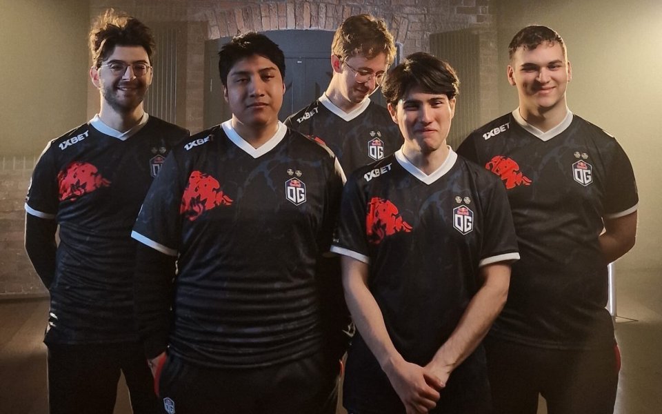 Българският състезател по Dota 2 Божидар bzm Богданов и тимът