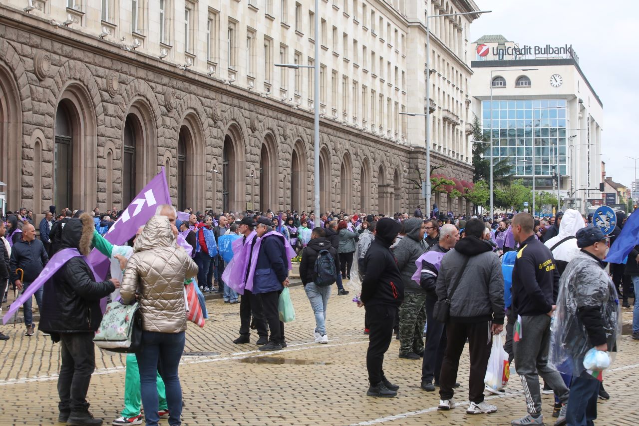 <p>Национален протестен митинг на федерациите на КНСБ и КТ &quot;Подкрепа&quot; блокира площад &quot;Независимост&quot; в центъра на София с искане за отлагане на либерализацията на пазара на електроенергия и в защита на работещите в енергетиката.</p>