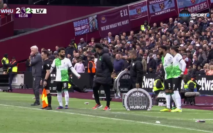 Нервите в Ливърпул не издържат! Салах скочи на Клоп (видео)