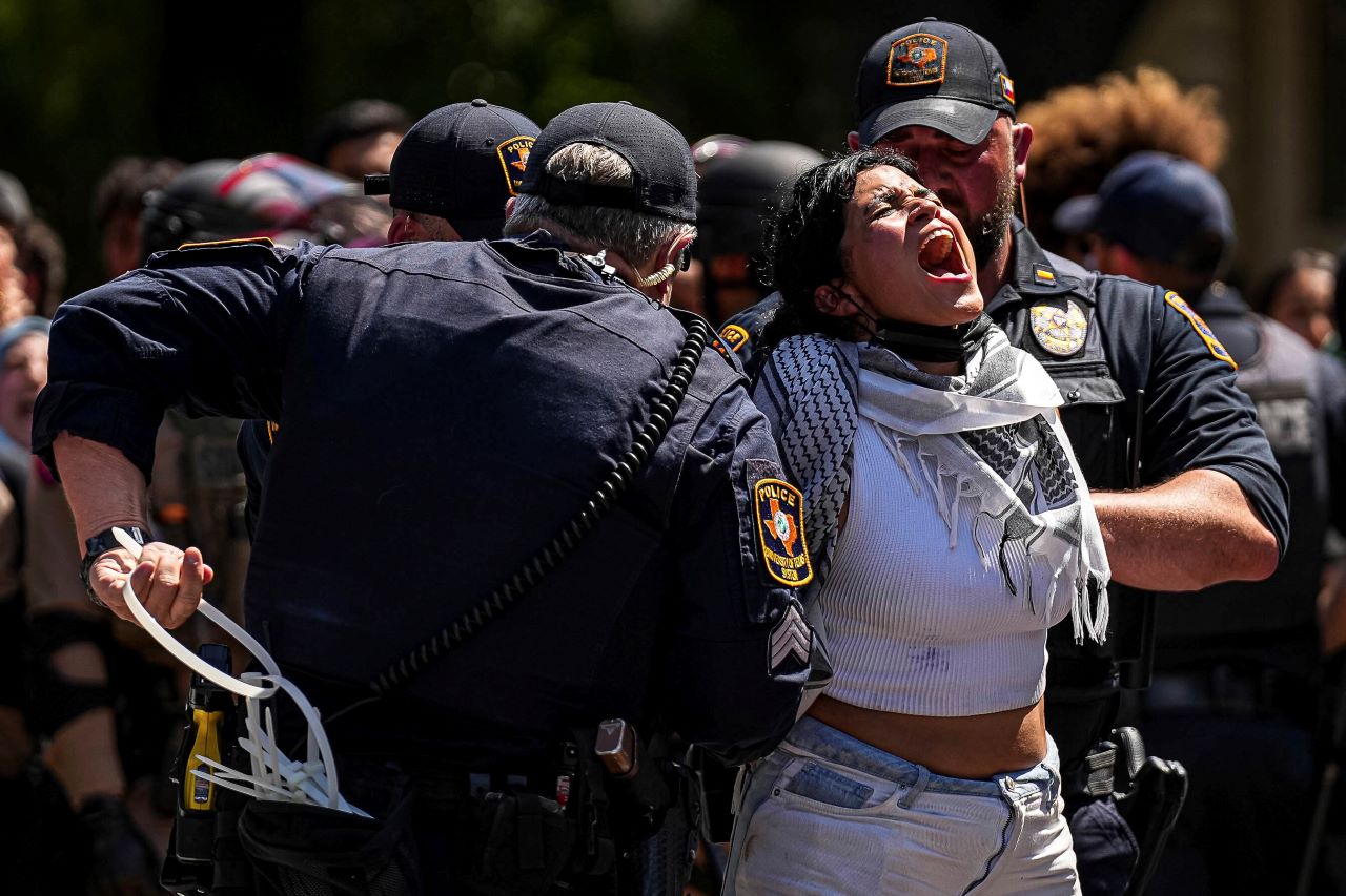 <p>Протестиращи и полиция снощи влязоха в кампуса на Тексаския университет в сблъсъци, които доведоха до десетки арести, а Колумбийският университет в Ню Йорк започна да отстранява студенти, предаде Асошиейтед прес.</p>