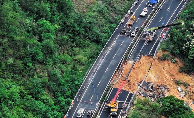 Броят на жертвите след срутване на магистрала в Китай расте