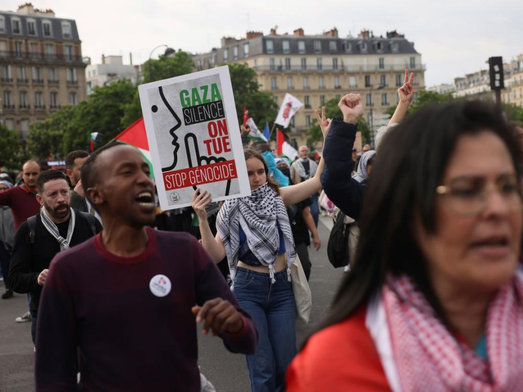 Френската полиция съобщи че е арестувала 45 души в Париж