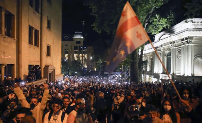 Хиляди блокираха ключово кръстовище в грузинската столица