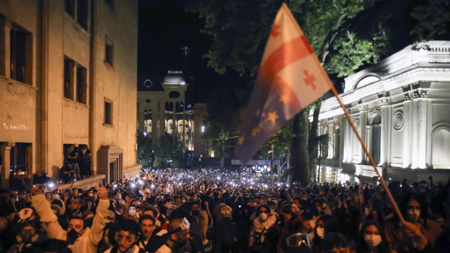 Хиляди блокираха ключово кръстовище в грузинската столица