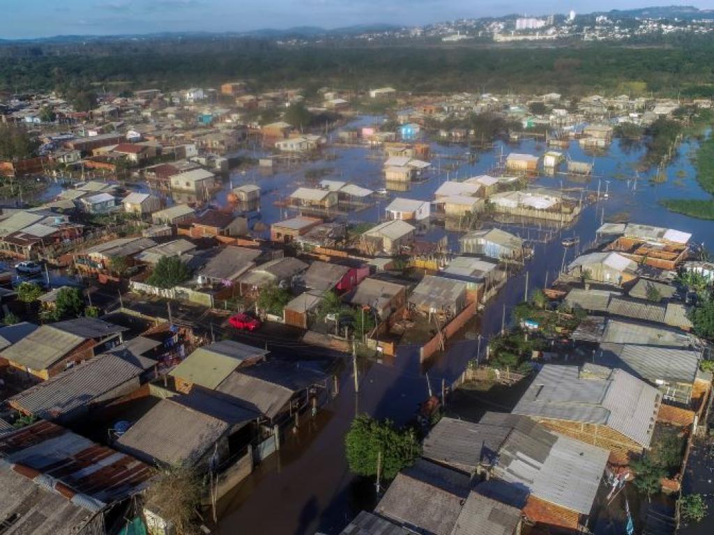 Броят на смъртните случаи заради проливните дъждове в най-южния бразилски