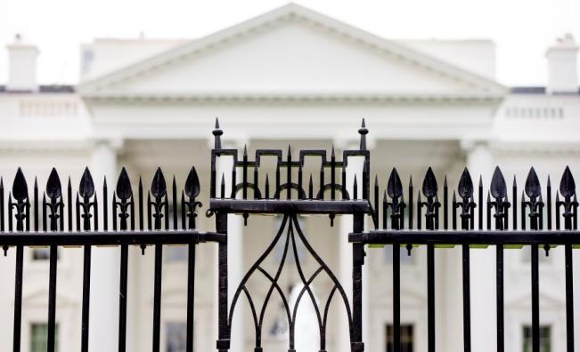 Кола се вряза в оградата на Белия дом