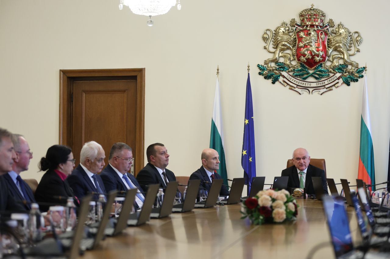 <p>Служебното правителството провежда редовно заседание в сградата на Министерския съвет.</p>