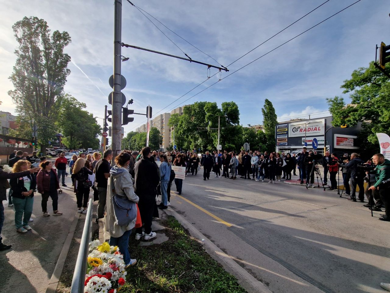 <p>Година след смъртта на Ани и Явор - нов протест на булевард &bdquo;Сливница&rdquo;. През май 2023 г. 18-годишен шофьор с книжка от 3 месеца блъсна и уби на място двойката. След като ги ударил докато пресичат на пешеходна пътека, водачът забил колата си в стълб. Адриан Антонов се движел със 106 км/ч. Сега той е на свобода, защото е обвинен в престъпление по непредпазливост, предаде NOVA.</p>