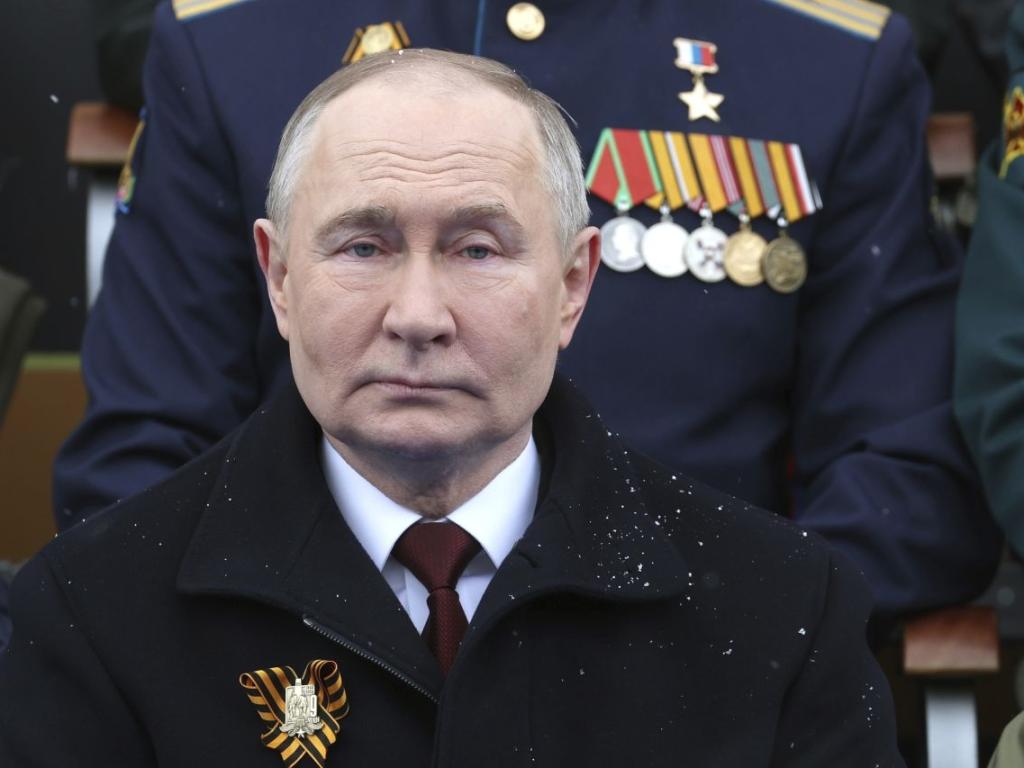 Владимир Путин носи бронежилетка на всички публични събития, съобщиха двама