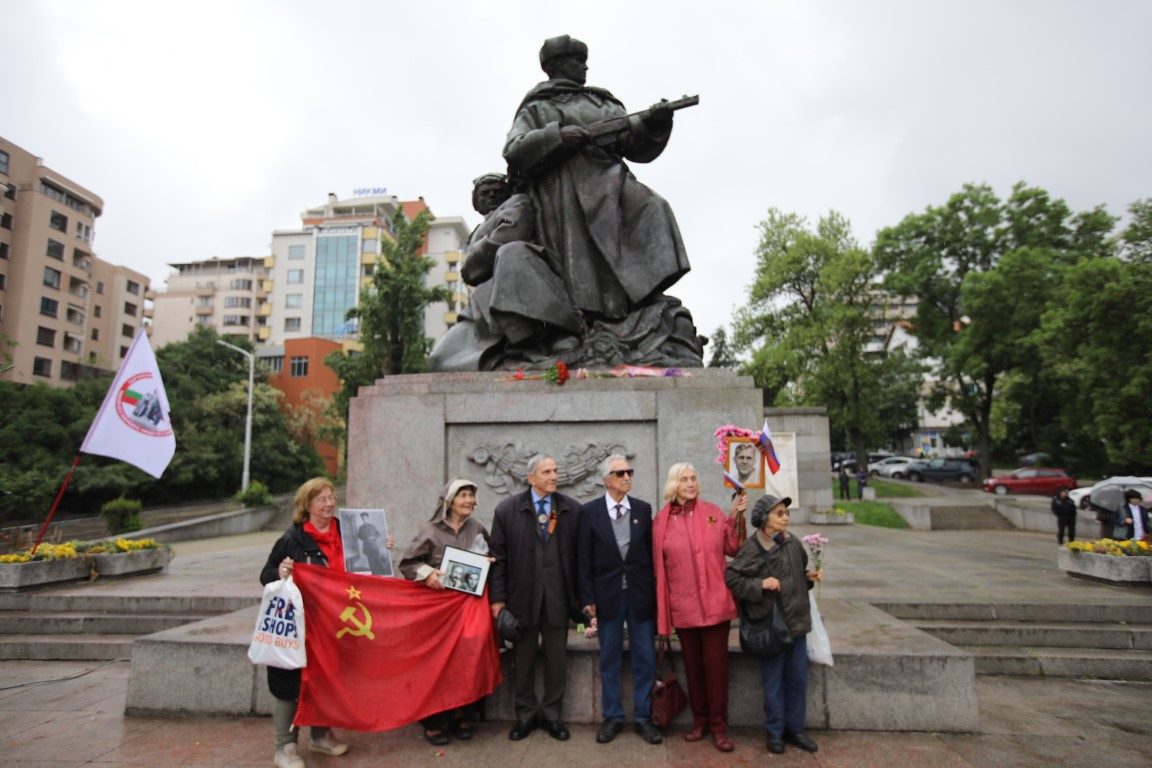 <p>Честване на Деня на победата пред &quot;Паметник на съветския войн - костница на загиналите в Отечествената война&quot;.</p>