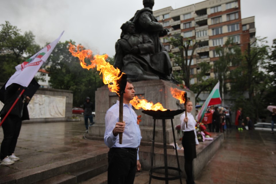 <p>Честване на Деня на победата пред &quot;Паметник на съветския войн - костница на загиналите в Отечествената война&quot;.</p>