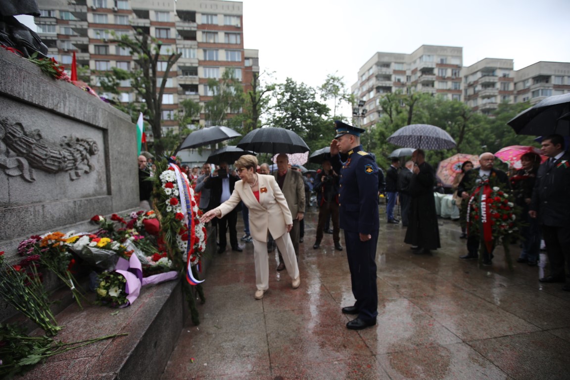 <p>Честване на Деня на победата пред &quot;Паметник на съветския войн - костница на загиналите в Отечествената война&quot;.</p>