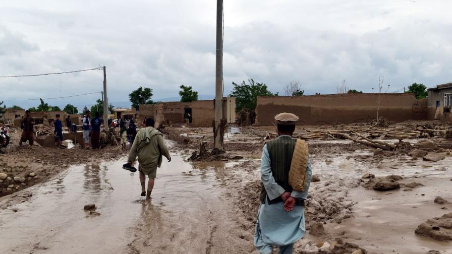 Воден ад в Афганистан: Над 200 са жертвите на бедствието