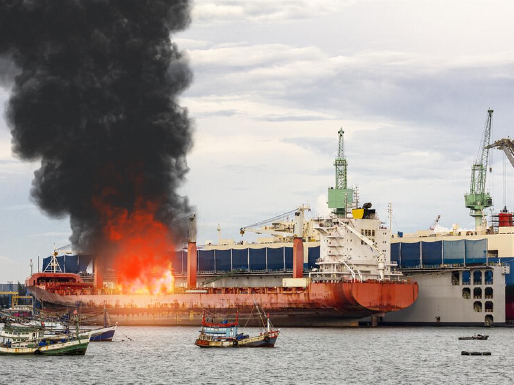 Голям пожар избухна на пристанището в Солун в сряда сутрин