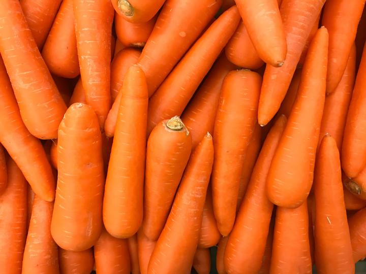 <p><strong>Моркови</strong></p>  <p>Морковите са полезни не само за очите, но и за детокс. Те са с високо съдържание на фибри, антиоксиданти и витамини, които насърчават здравето на кожата.</p>