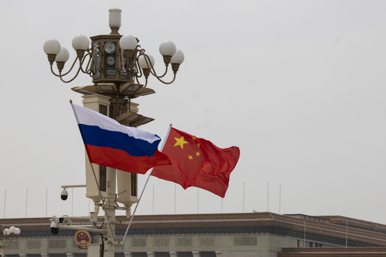 Китай "се противопоставя" на санкциите на САЩ срещу руския петрол