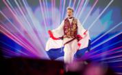 Бейби Лазаня дарява наградата си от "Евровизия"