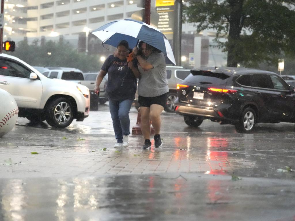 Най малко четирима души загинаха при силни гръмотевични бури в град Хюстън