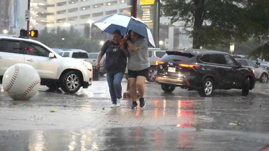 Силни бури взеха най-малко 4 жертви в Хюстън, оставиха хиляди без ток