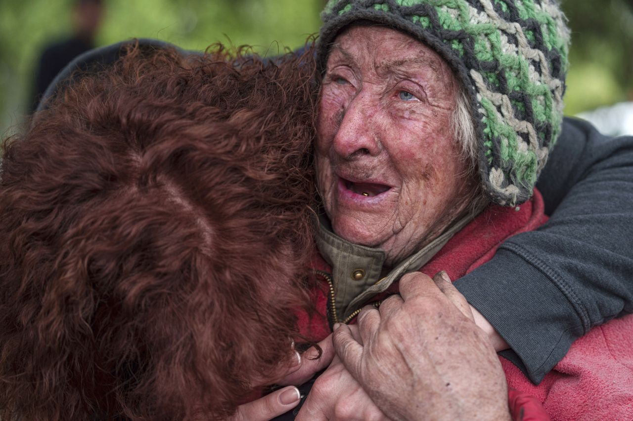 <p>82-годишната Тетяна плаче с дъщеря си, докато я евакуират от Вовчанск, Украйна, събота, 11 май 2024 г. Съпругът й е убит в къщата им след руски въздушен удар над града.</p>