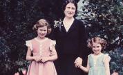 Детските рокли на кралица Елизабет и сестра ѝ се предлагат на търг