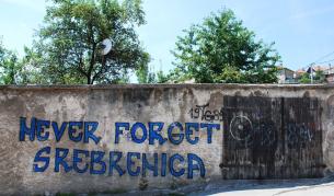 Светът почита жертвите на геноцида в Сребреница