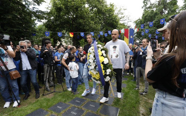 Отборът на Левски поднесе цветя на 