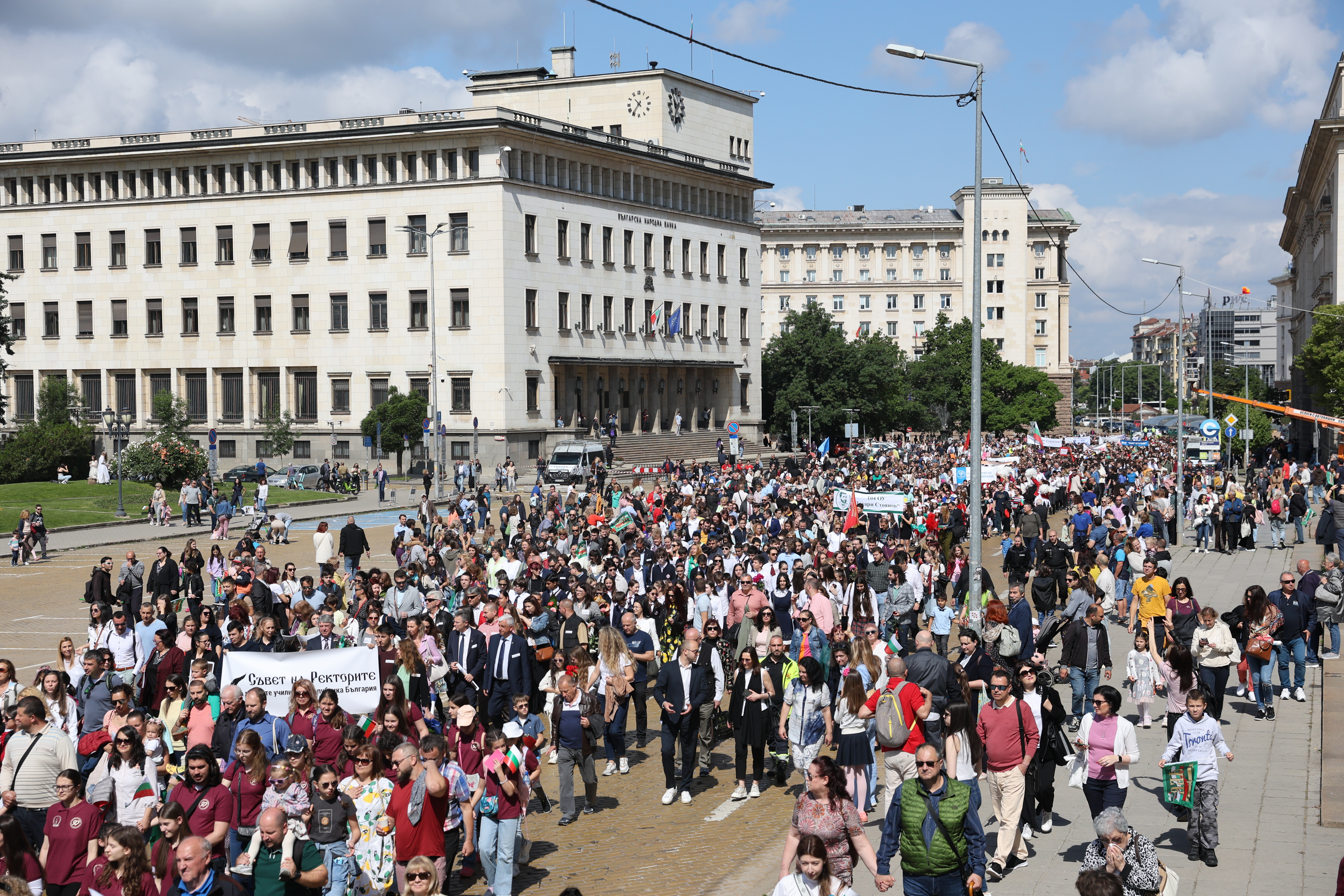 <p>Тържествено шествие в София по повод 24 май</p>