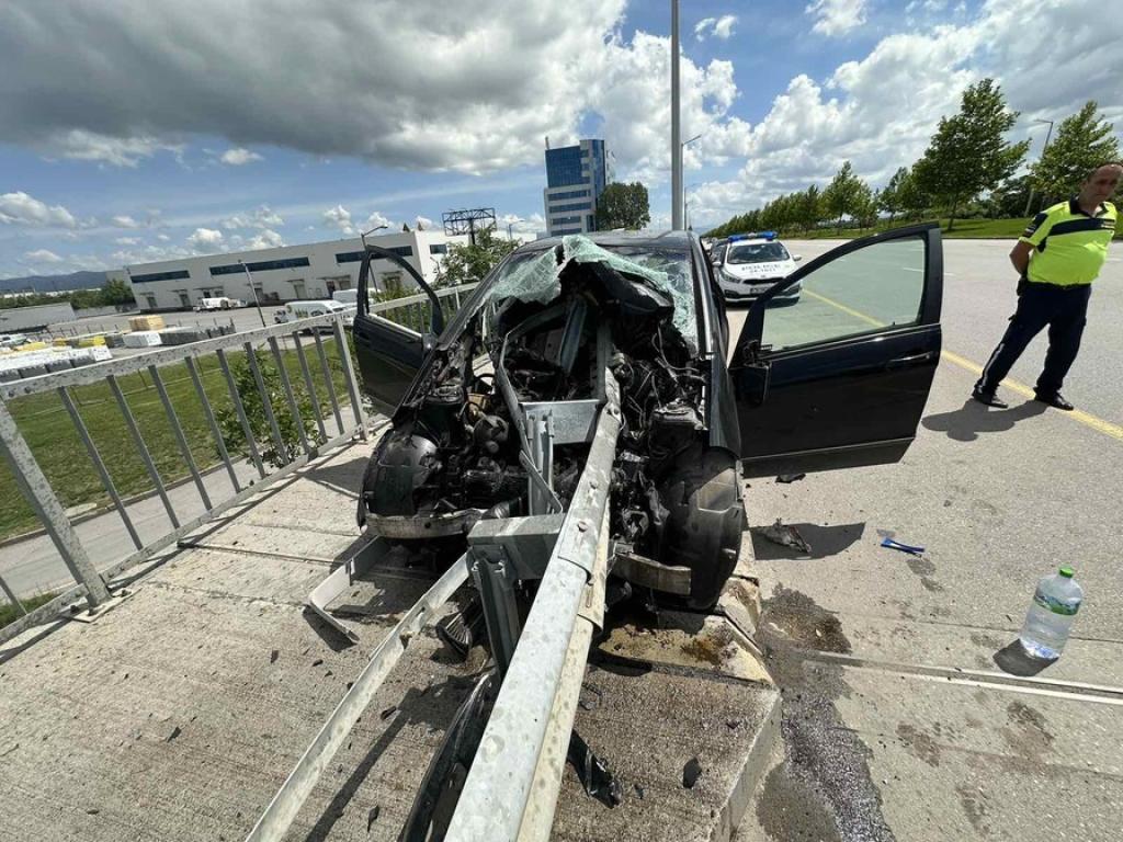 Шофьор е оцелял по чудо при тежка катастрофа в столицата Пътният инцидент