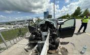 Като по чудо: Шофьор оцеля след тежка катастрофа в София (СНИМКИ)