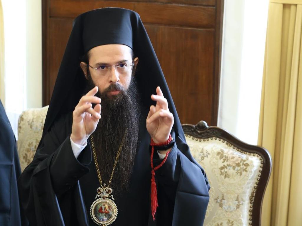 Новият сливенски митрополит Арсений ще бъде посрещнат в село Крушаре.