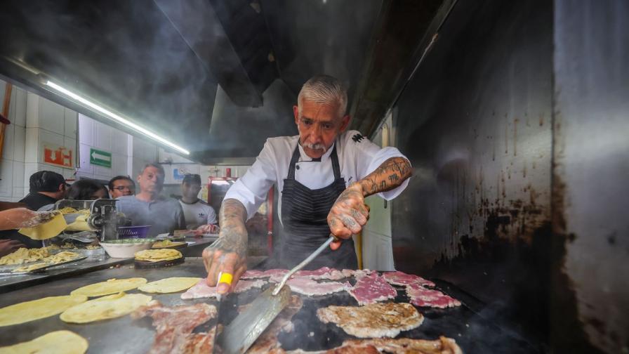 Артуро Ривера Мартинес във вихъра на кулинарните си умения
