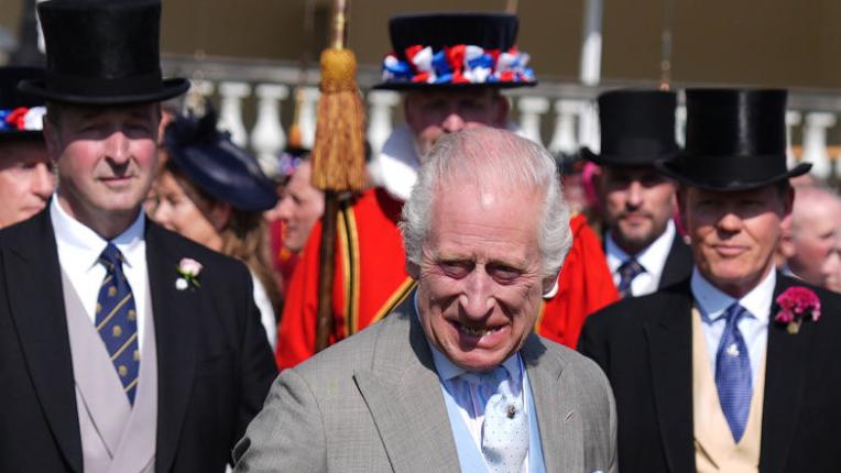  Крал Чарлз, принц Уилям, принц Джордж усмихнати до уши на фона на кралските стихии 