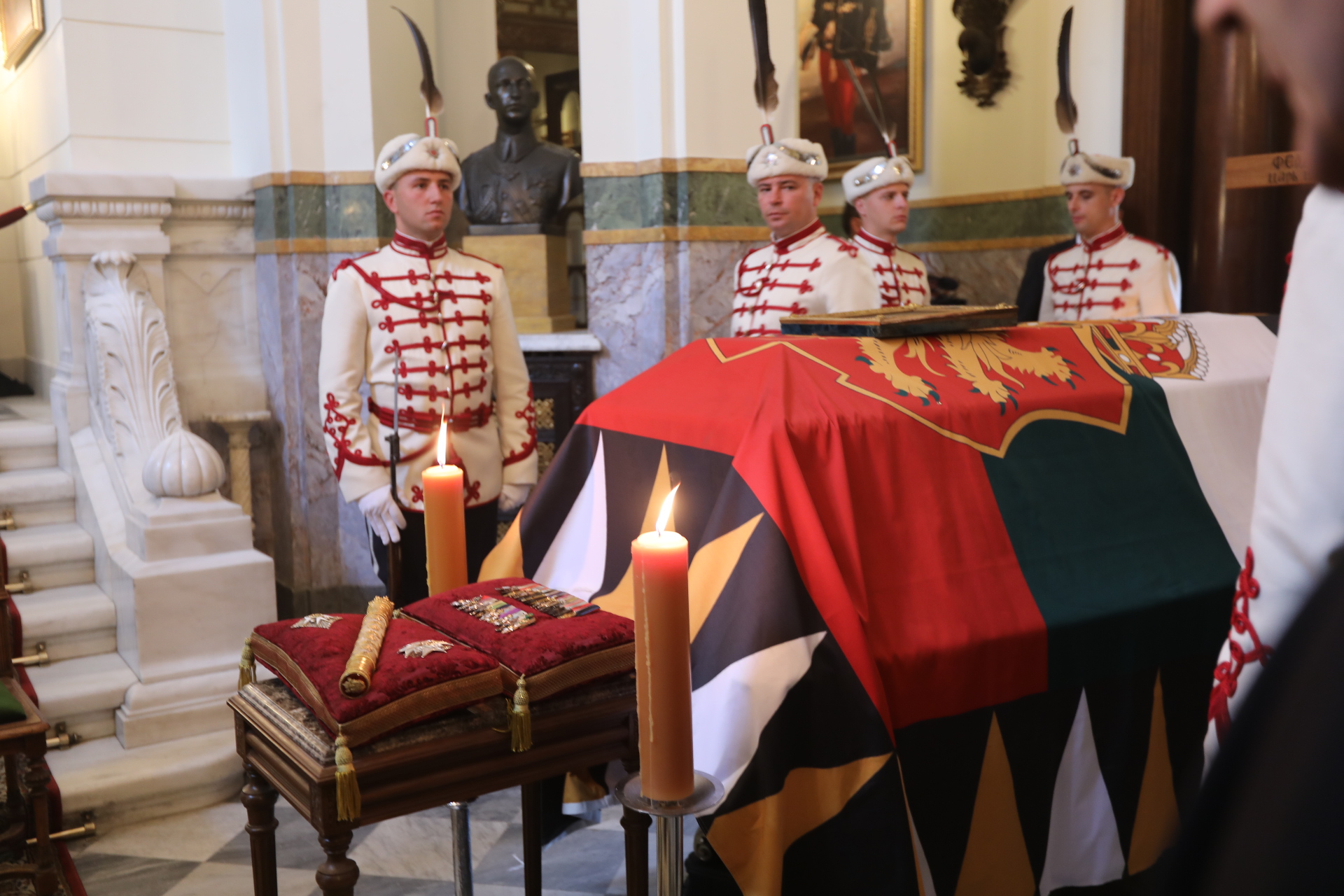 Тленните останки на цар Фердинанд пристигнаха в България