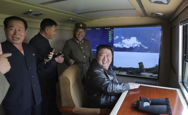 Севернокорейският държавен ръководител Ким Чен-ун наблюдава изпитание на балистична ракета